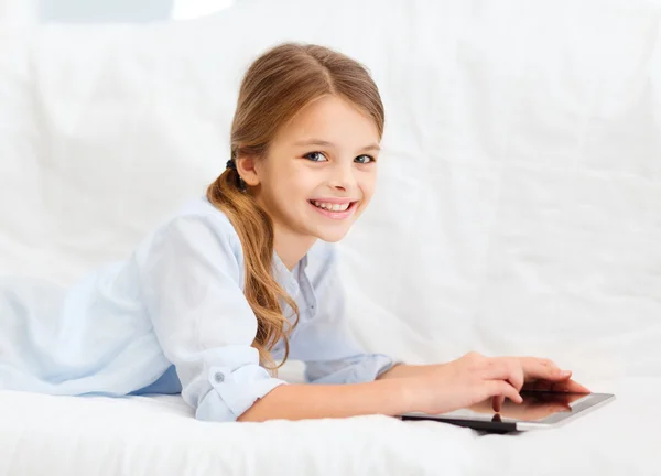 Tablet bilgisayar vasıl ev ile gülümseyen kız — Stok fotoğraf