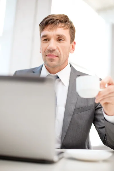 Empresário sorridente trabalhando com computador portátil — Fotografia de Stock