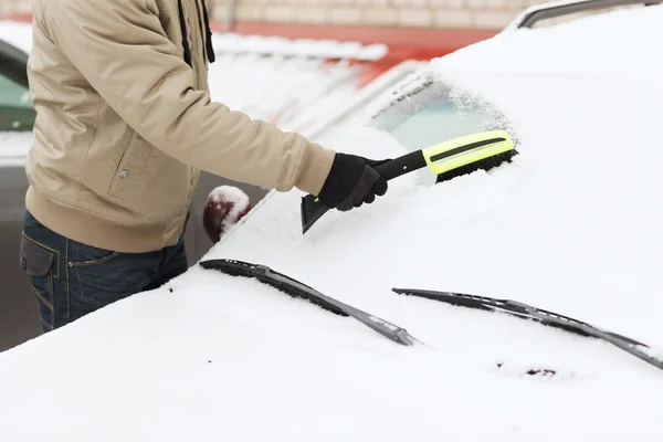Fechar-se do homem limpando a neve do carro — Fotografia de Stock