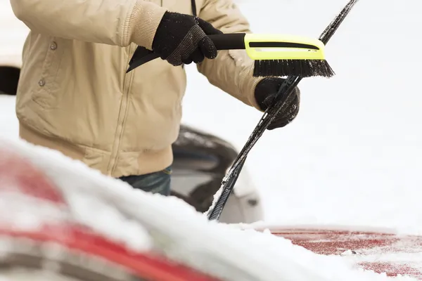 Fechar-se do homem limpando a neve do carro — Fotografia de Stock