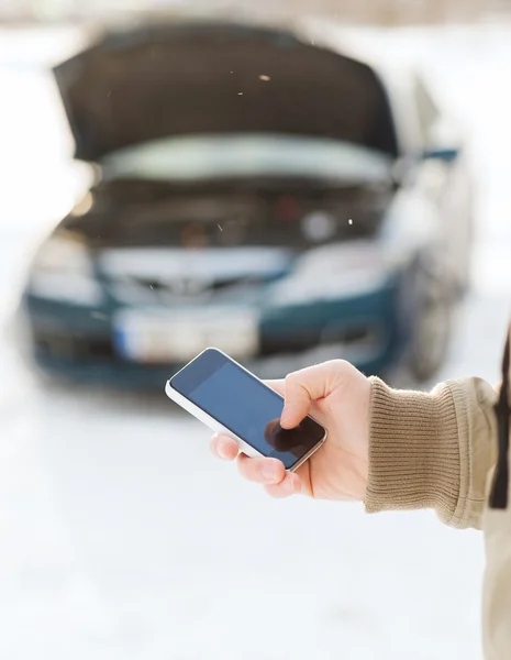 Närbild av man med trasig bil och cell tphone — Stockfoto