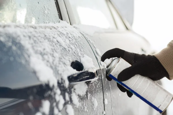 Closeup άνθρωπος χέρι με De-icer πόρτα κλειδαριά — Φωτογραφία Αρχείου