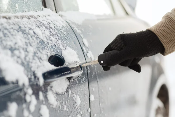 Närbild av man hand öppna bilen med nyckeln — Stockfoto