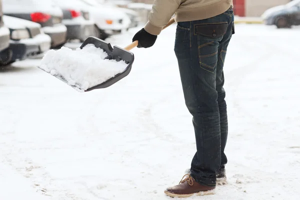 Primer plano del hombre paleando nieve de la entrada — Foto de Stock