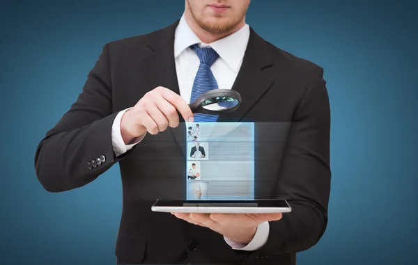 Biznesmen ręki trzymającej Lupa na komputerze typu tablet — Zdjęcie stockowe