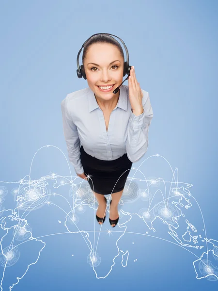 Amigable operador de línea de ayuda femenina con auriculares — Foto de Stock