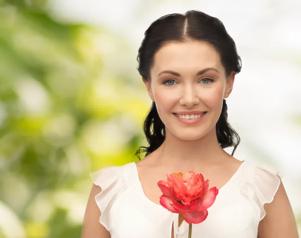 Mladá a krásná žena s květinou — Stock fotografie