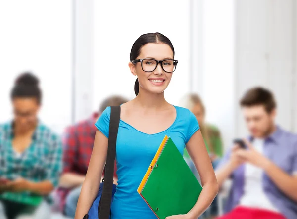 Çanta ve klasörler ile gülümseyen öğrenci — Stok fotoğraf