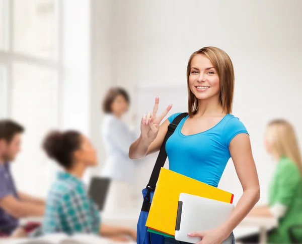 Studente donna con borsa, tablet pc e cartelle — Foto Stock