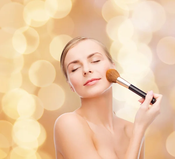 Belle femme avec brosse de maquillage — Photo