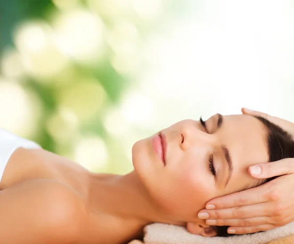 Hermosa mujer en el salón de spa teniendo facial —  Fotos de Stock