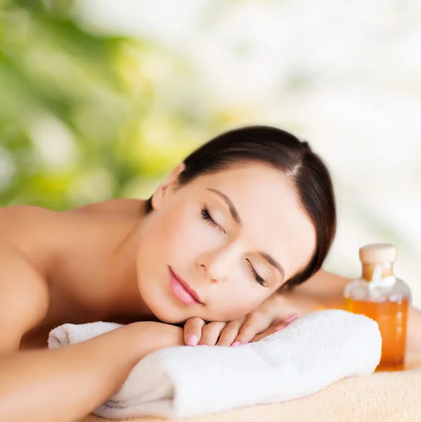 Mujer feliz en el salón de spa — Foto de Stock