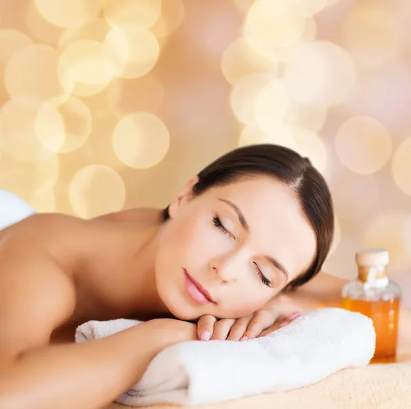 Mujer feliz en el salón de spa — Foto de Stock