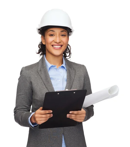 Businesswoman in white helmet with clipboard — Stock Photo, Image