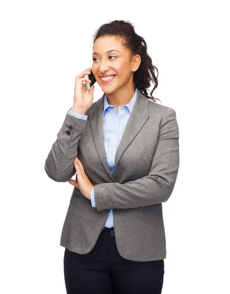 Sorrindo Mulher olhando para smartphone — Fotografia de Stock