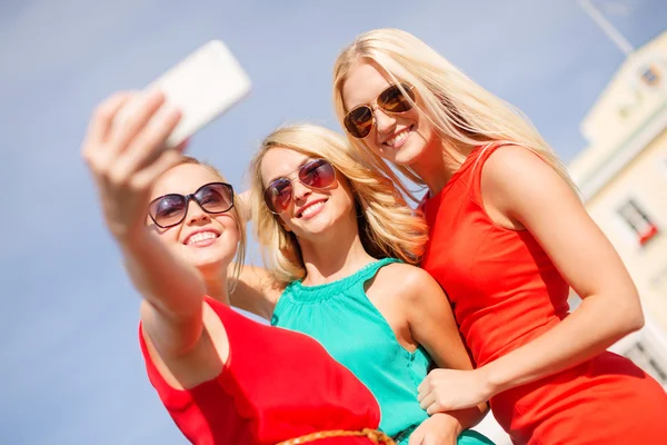 Meninas sorridentes tirando foto com câmera de smartphone — Fotografia de Stock
