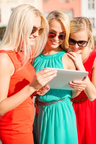 Meninas bonitas toursits olhando para tablet pc — Fotografia de Stock