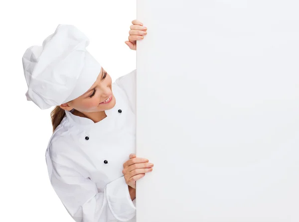 Chef feminino sorridente com placa branca em branco — Fotografia de Stock