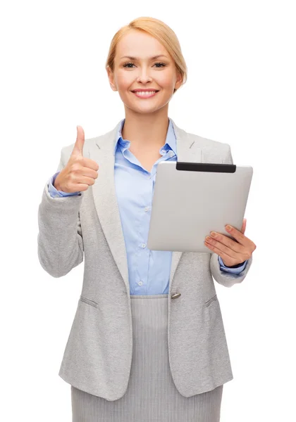 Mujer sonriente con tableta pc mostrando los pulgares hacia arriba —  Fotos de Stock