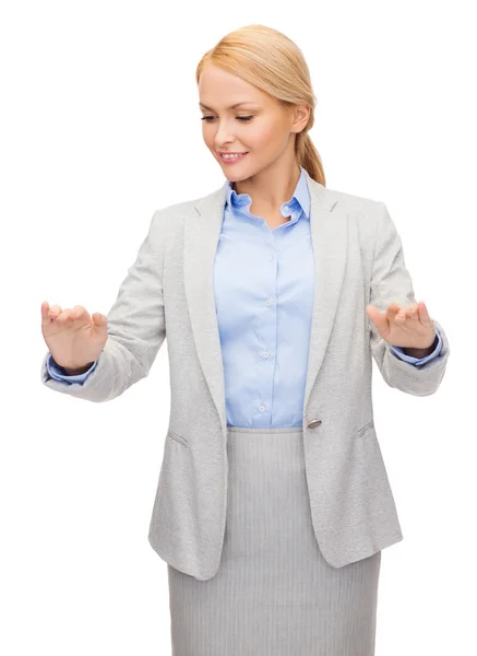 Leende affärskvinna pekar på något — Stockfoto