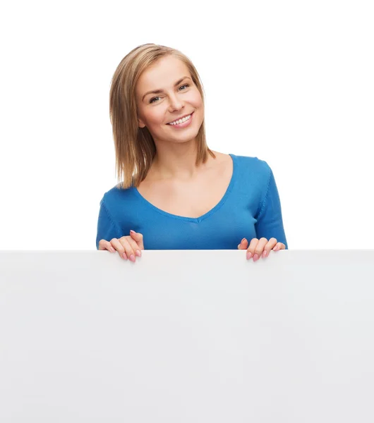 रिक्त सफेद बोर्ड के साथ स्वेटर में मुस्कुरा रही महिला — स्टॉक फ़ोटो, इमेज