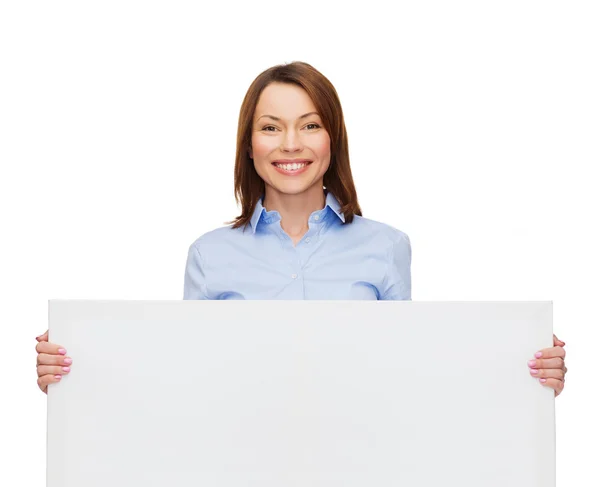 Empresária sorridente com placa branca em branco — Fotografia de Stock