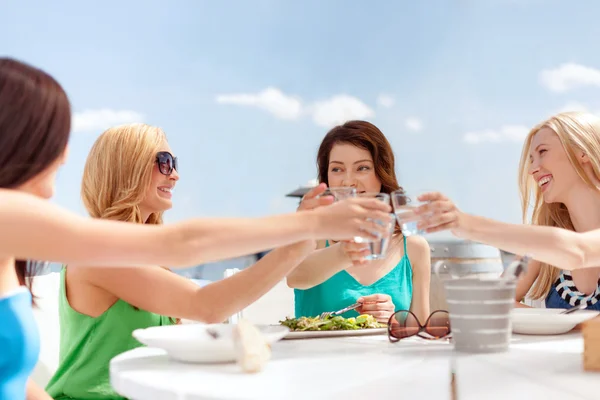 Chicas sonrientes mirando tableta PC en la cafetería — Foto de Stock