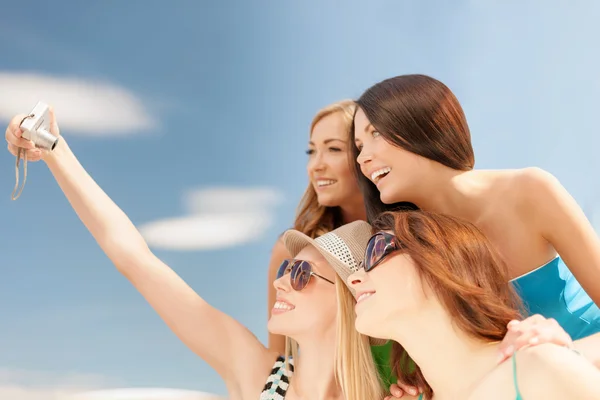 Lachende meisjes nemen van foto in café op het strand — Stockfoto