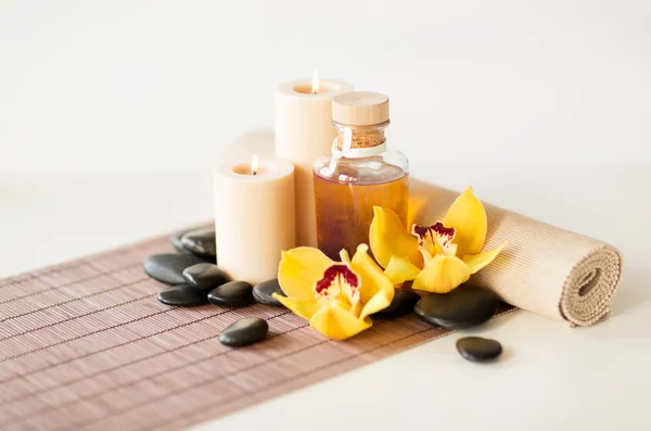 Ätherisches Öl, Massagesteine und Orchideenblume — Stockfoto