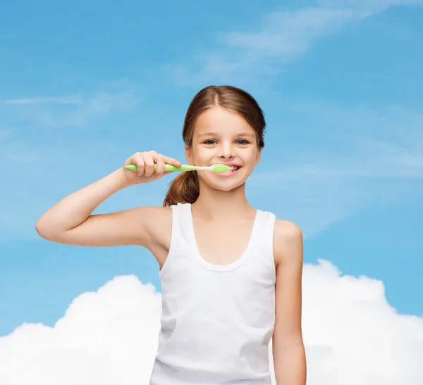Chica en blanco camisa blanca cepillarse los dientes —  Fotos de Stock