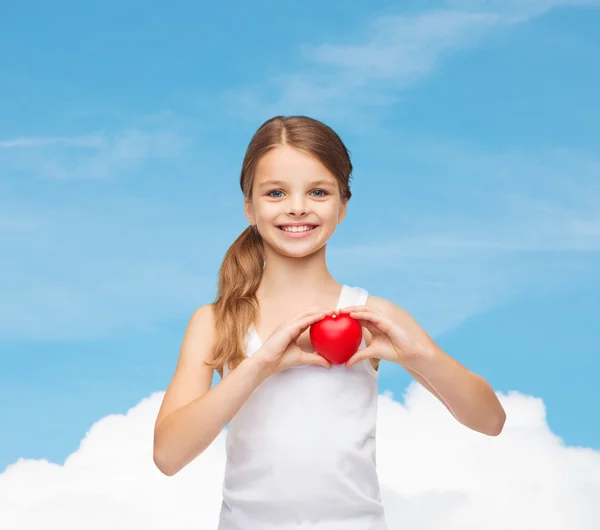 Chica en blanco camisa blanca con pequeño corazón rojo —  Fotos de Stock