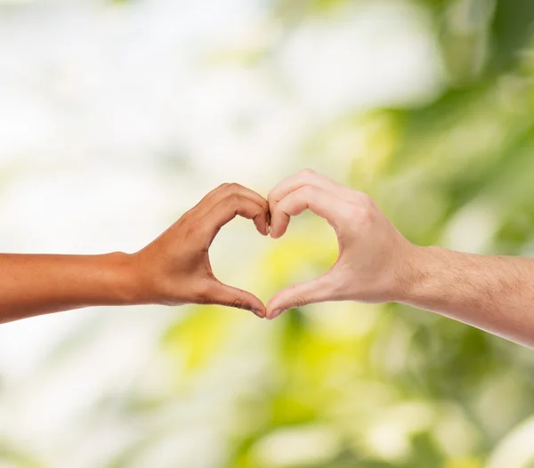 Manos de hombre y mujer mostrando forma de corazón —  Fotos de Stock