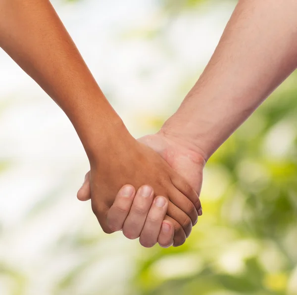 Mujer y hombre tomados de la mano — Foto de Stock