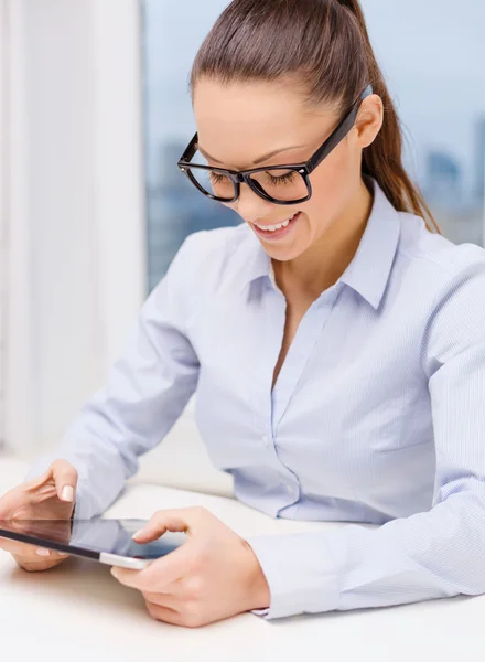 Ler affärskvinna i glasögon med TabletPC — Stockfoto