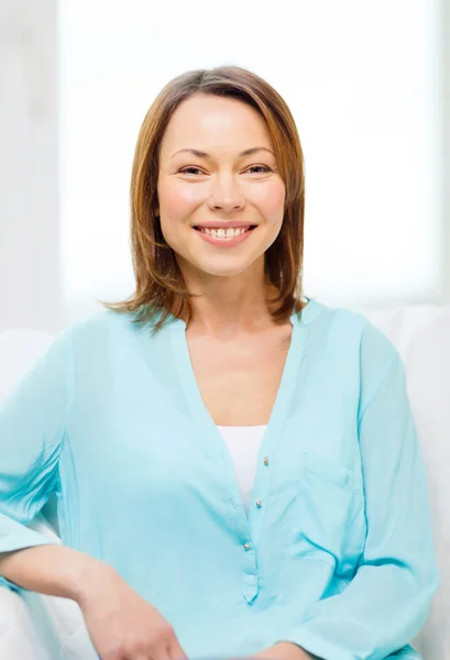 Mulher sorridente em casa — Fotografia de Stock