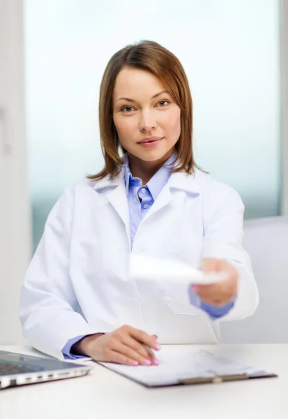 Médico ocupado con computadora portátil y portapapeles — Foto de Stock