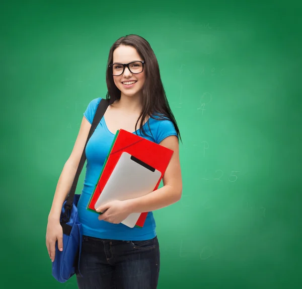 Улыбающийся студент с сумкой, папками и планшетным ПК — стоковое фото