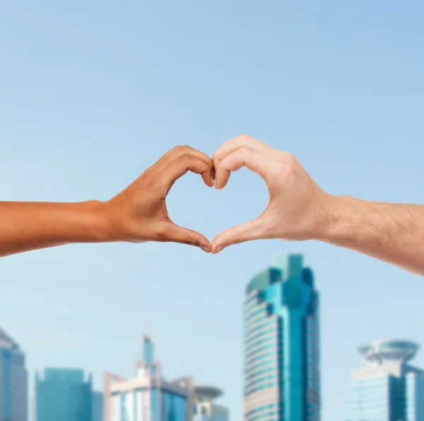 Manos de hombre y mujer mostrando forma de corazón — Foto de Stock