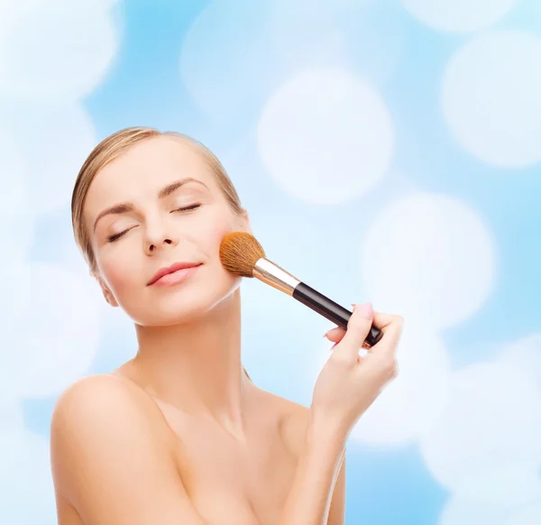 Hermosa mujer con cepillo de maquillaje —  Fotos de Stock