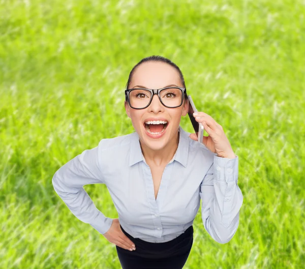 幸せな女性実業家のスマート フォンで眼鏡に — ストック写真
