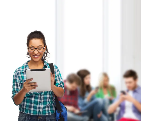 Estudiante en gafas graduadas con tableta pc y bolsa — Foto de Stock