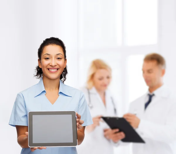 Médico o enfermera sonriente con tableta pc — Foto de Stock