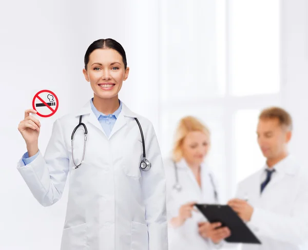 Femme médecin souriante avec stéthoscope — Photo