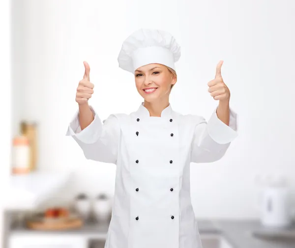 Sorridente chef femminile mostrando pollici in su — Foto Stock