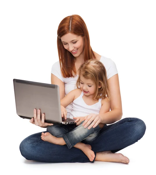 Felice madre con adorabile bambina e laptop — Foto Stock