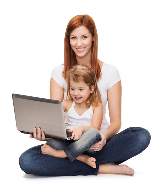 Mãe feliz com adorável menina e laptop — Fotografia de Stock