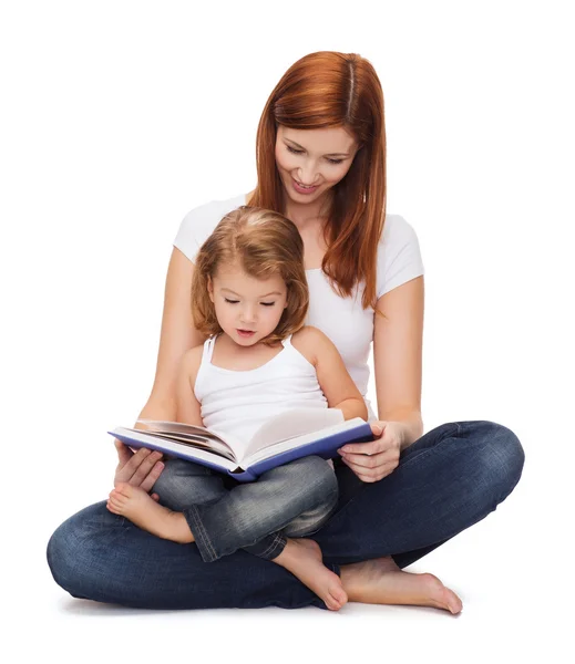 Mãe feliz com adorável menina e livro — Fotografia de Stock