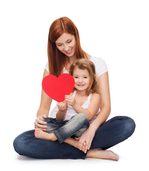 Mãe feliz com adorável menina e coração — Fotografia de Stock