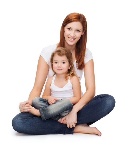 Madre feliz con una niña adorable —  Fotos de Stock