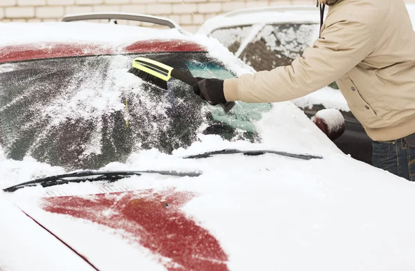 Fechar-se do homem limpando a neve do carro — Fotografia de Stock